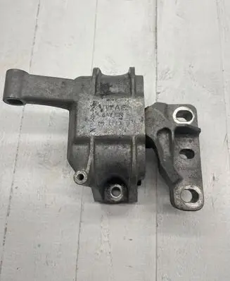 Volkswagen Tiguan Engine mount bracket 5N0199262N