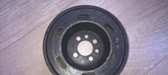Volkswagen Golf IV Crankshaft pulley 06a105243e