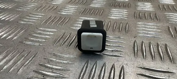 Land Rover Discovery 4 - LR4 Tailgate/boot open switch button 95721