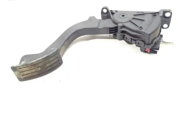 Accelerator throttle pedal
