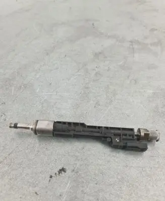 BMW 1 F20 F21 Fuel injector 7639994 10390 0261500172