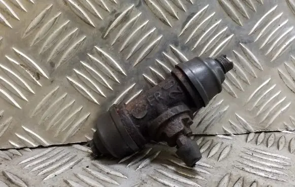 Volkswagen Transporter - Caravelle T4 Rear brake cylinder 701611461