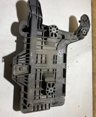 Volkswagen Jetta VI Battery tray 1KM915333