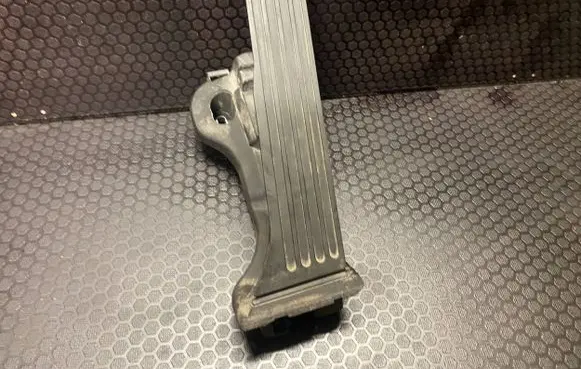 Volkswagen PASSAT B6 Accelerator throttle pedal 1K1721503L 6PV00860000