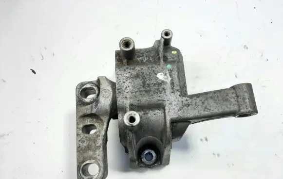 Volkswagen Tiguan Engine mount bracket 5N0199262E