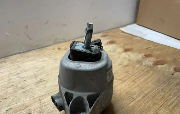 Chevrolet Camaro Engine mount bracket 23340399