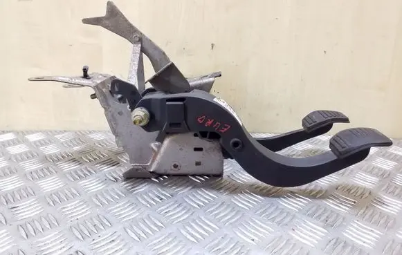 Ford Mondeo Mk III Pedal assembly 1S712450EH