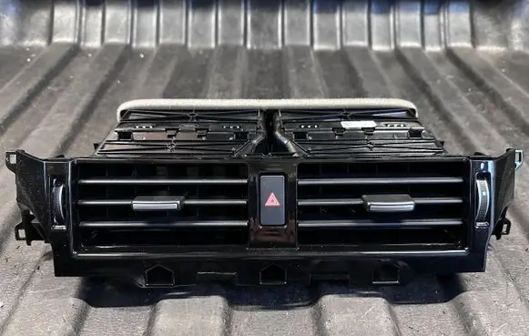 Land Rover Discovery 5 Dash center air vent grill HY3211K656AA 553118 P6MGB