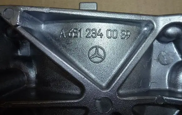 Engine mounting bracket