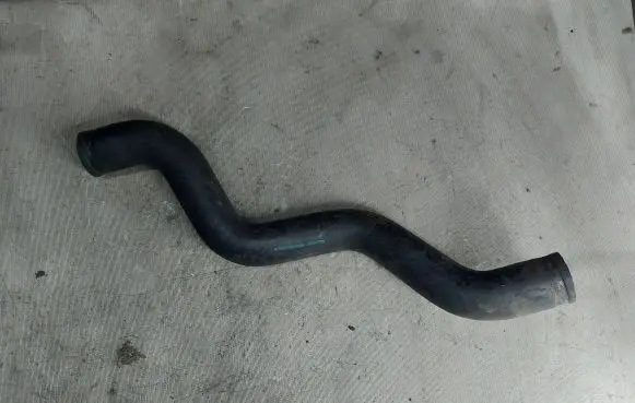 Coolant pipe/hose