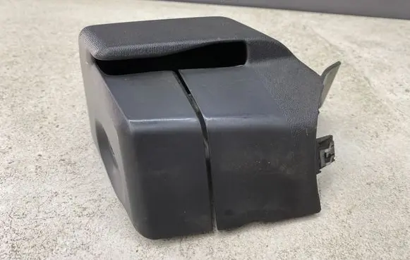 Volvo V70 Seat belt trim 