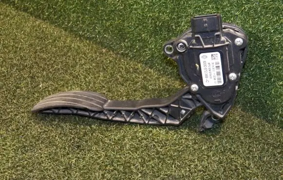 Opel Movano B Accelerator throttle pedal 8200672369
