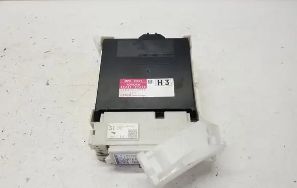 Toyota Prius+ (ZVW40) Fuse module 8273047420 8922147230 2380002632