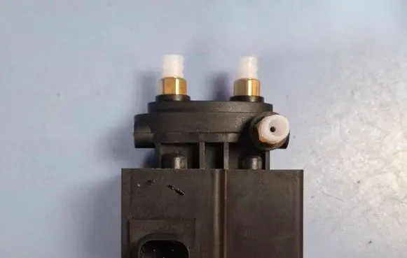 Mercedes-Benz Vito Viano W639 Air suspension valve block A6393280030