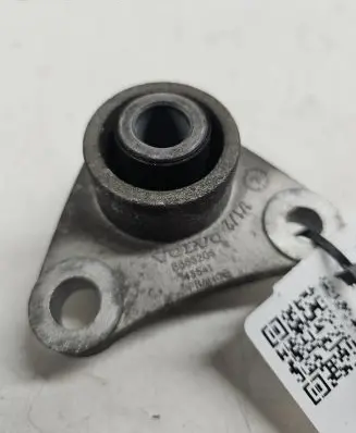 Volvo S80 Engine mount bracket 8666205