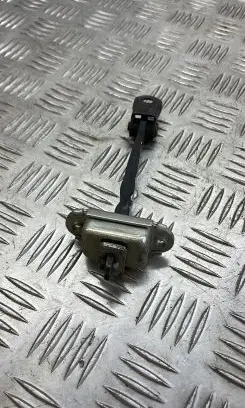 Nissan Qashqai Front door check strap stopper
