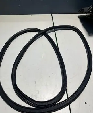 Opel Zafira C Front door rubber seal 13259937