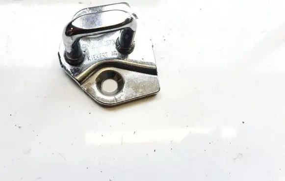 BMW 7 E65 E66 Front door lock loop/hook striker 8240573