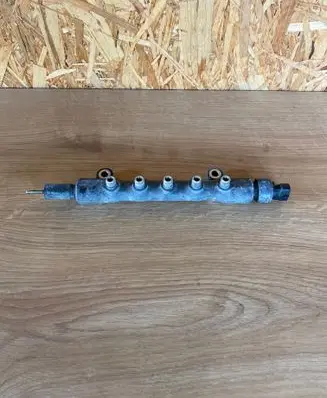 Toyota Corolla Verso AR10 Fuel distributor 