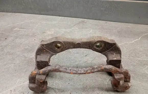 Citroen Xsara Picasso Front Brake Caliper Pad/Carrier jarzmo