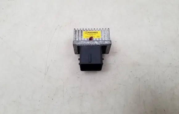Nissan Juke I F15 Glow plug pre-heat relay 8200859243