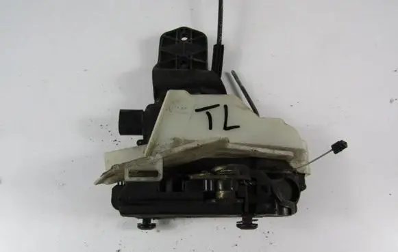 Volkswagen PASSAT B5 Rear door lock 
