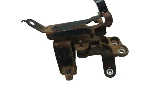 Peugeot 107 Engine mount bracket