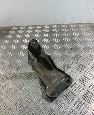 Volkswagen Golf Plus Fender mounting bracket 5M0821135