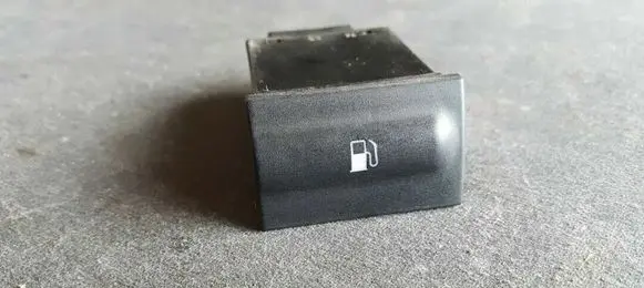 Skoda Octavia Mk1 (1U) Fuel tank opening switch 1U0959833C