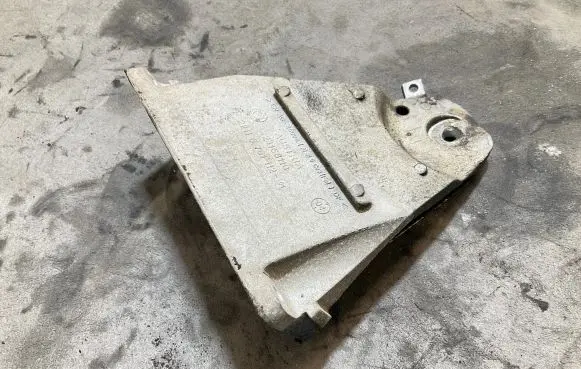 BMW 5 E60 E61 Engine mounting bracket 6761112 24168110