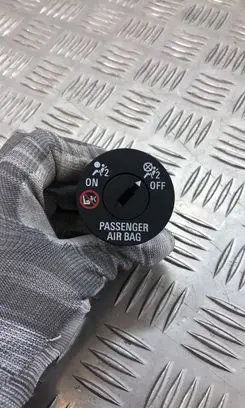 Passenger airbag on/off switch