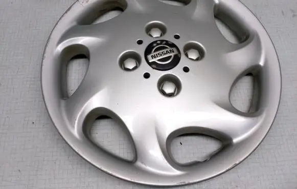 Nissan Maxima R15 wheel hub/cap/trim 40315BM404