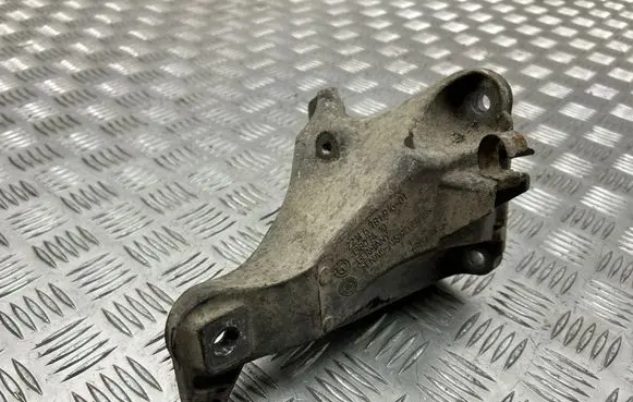 Engine mounting bracket