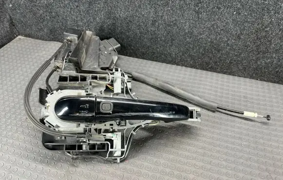 Jaguar XF X250 Front door lock 8X23203A29CE