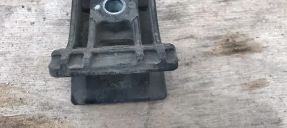 Radiator mount bracket