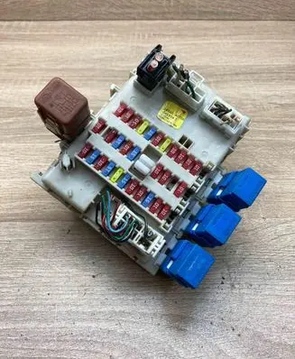 Nissan Primera Fuse module 24350AV700 0415041