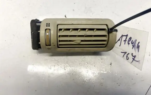 Hyundai Santa Fe Dash center air vent grill u044673800 u04467-3800