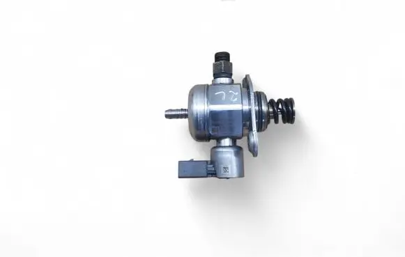 Audi A4 S4 B8 8K Fuel injection high pressure pump 06H127025K
