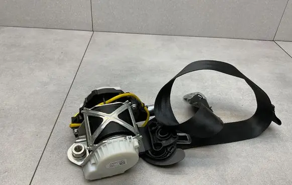 Volkswagen Tiguan Front seatbelt 