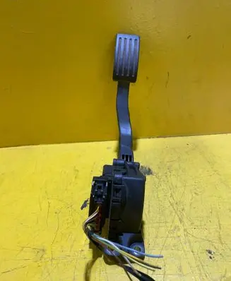 Ford C-MAX I Accelerator throttle pedal 3M519F836AE