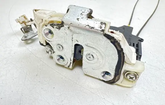 Mitsubishi Outlander Front door lock