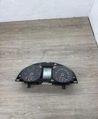 Volkswagen PASSAT B7 Speedometer (instrument cluster) 3AA920870J