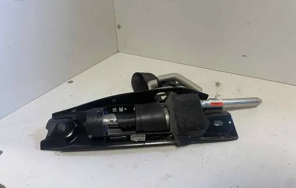 Volvo V70 Front seatbelt 39811480