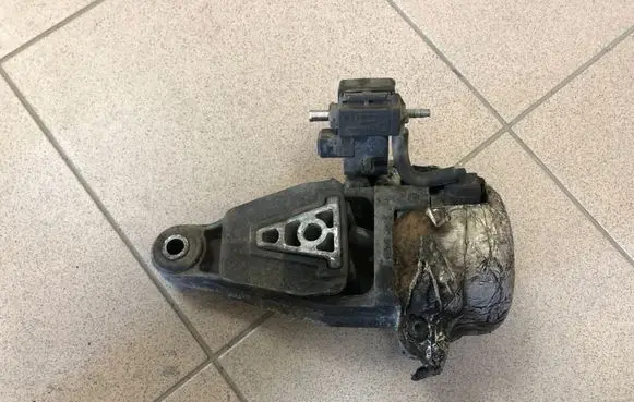 Engine mount bracket