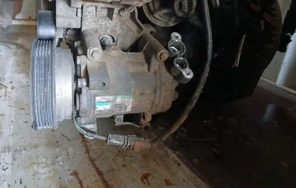 Nissan Juke I F15 Air conditioning (A/C) compressor (pump) 92600AZ74AA