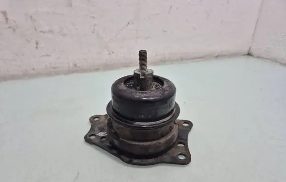 Skoda Fabia Mk2 (5J) Engine mount bracket 6R0199167S