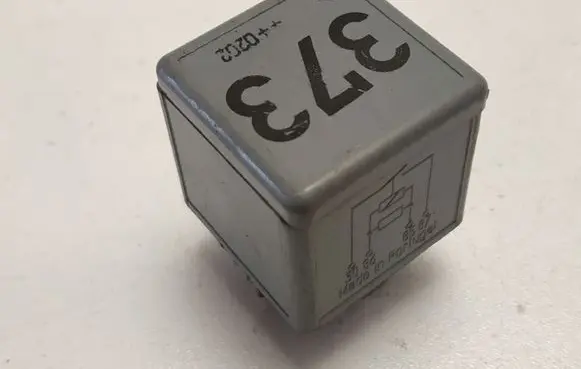 Volkswagen PASSAT B5.5 Other relay 8D0951253A