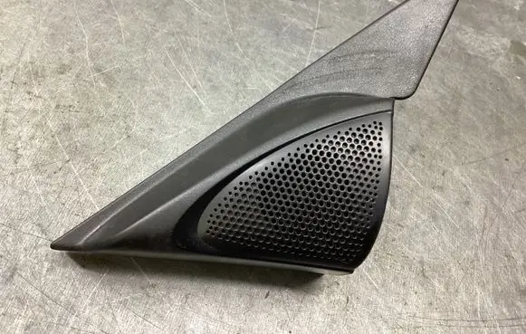Front door high frequency speaker