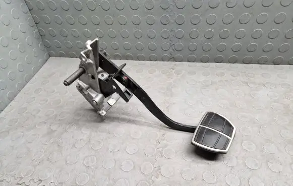 BMW X3 E83 Brake pedal 2229128