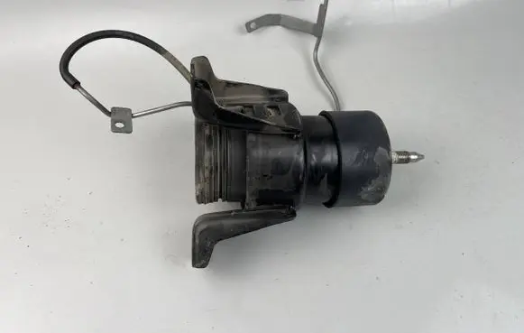 Engine mount bracket
